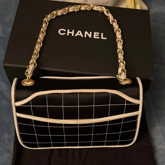 CHANEL Black and White Quilted Shoulder Bag with Gold Chain - Picture 3 of 15